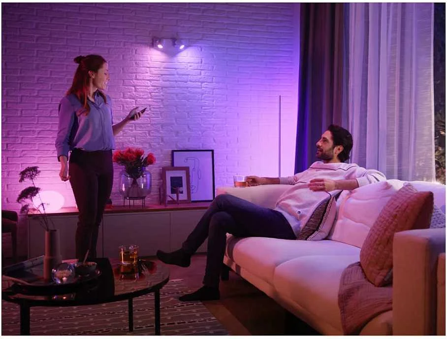 Nezatříděno „Philips Hue Bridge Pro“ + 3 x GU10 + šviesos reguliatorius