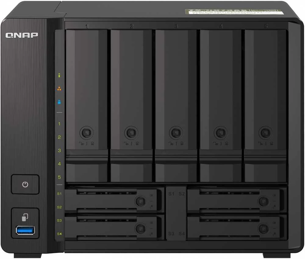 Serveris Qnap Systems QNAP 9 skyrių NAS AMD Ryzen V1500B 32GB DDR4 SODIMM 5x2.5in/3.5in SATA 6Gbps + 2x2.5in U.2 NVMe PCIe Gen3 x4