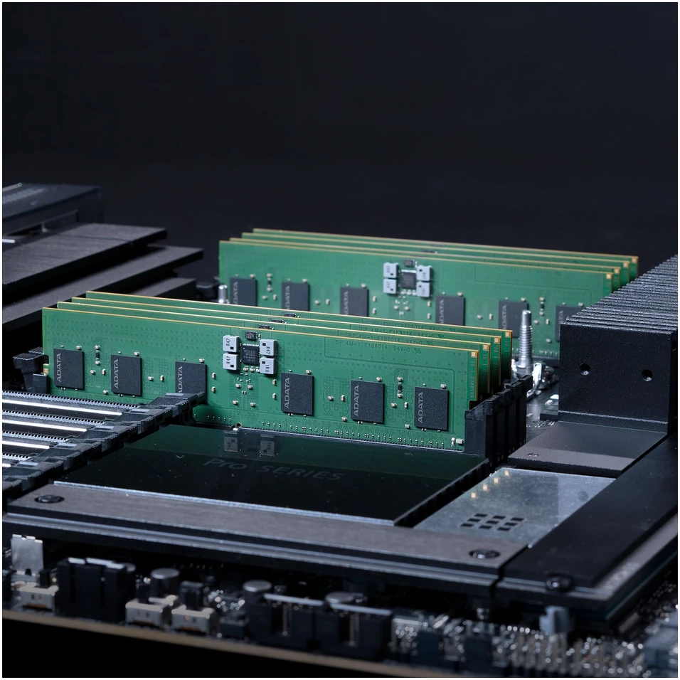 ADATA DDR5 atminties moduliai įstatyti į pagrindinę plokštę