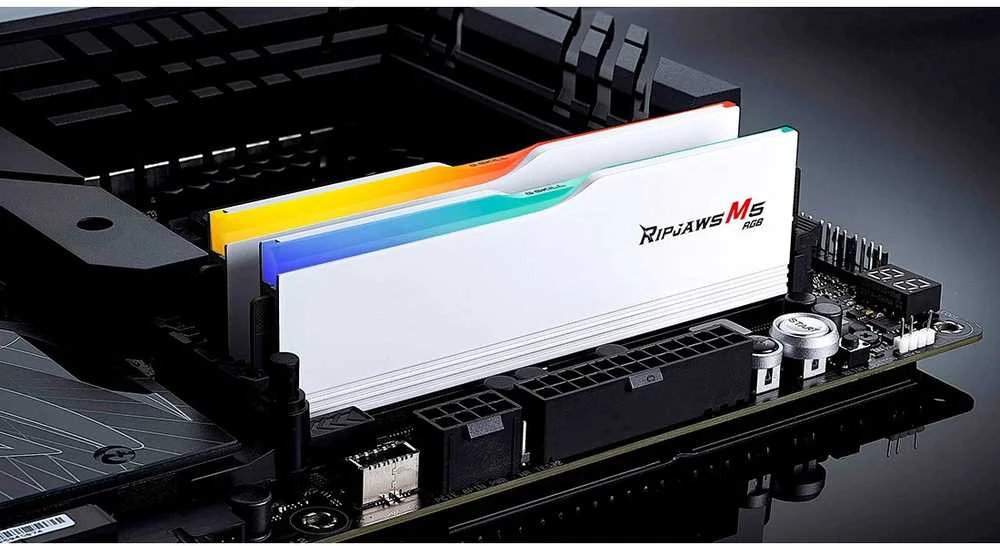 G.Skill Ripjaws M5 baltos RAM atminties plokštelės su RGB apšvietimu