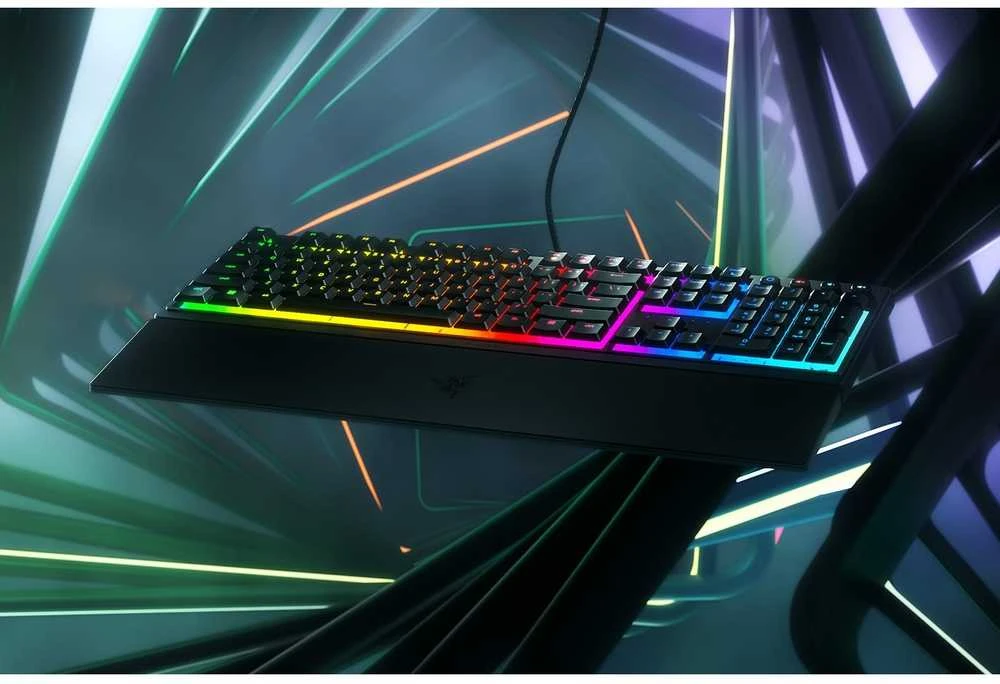 Klaviatūra „Razer Ornata V3“, mechamembraniniai jungikliai, 10 „Razer Chroma RGB“ apšvietimo zonų, 1000 Hz „Ultrapolling“, apšviesti klavišai, minkštas riešo atramos paviršius – vokiškas išdėstymas