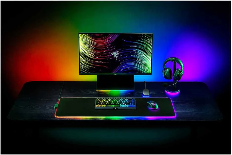 Razer | Strider Chroma Pelės kilimėlis | Pelės kilimėlis | 900 x 370 x 4 mm | Juodas
