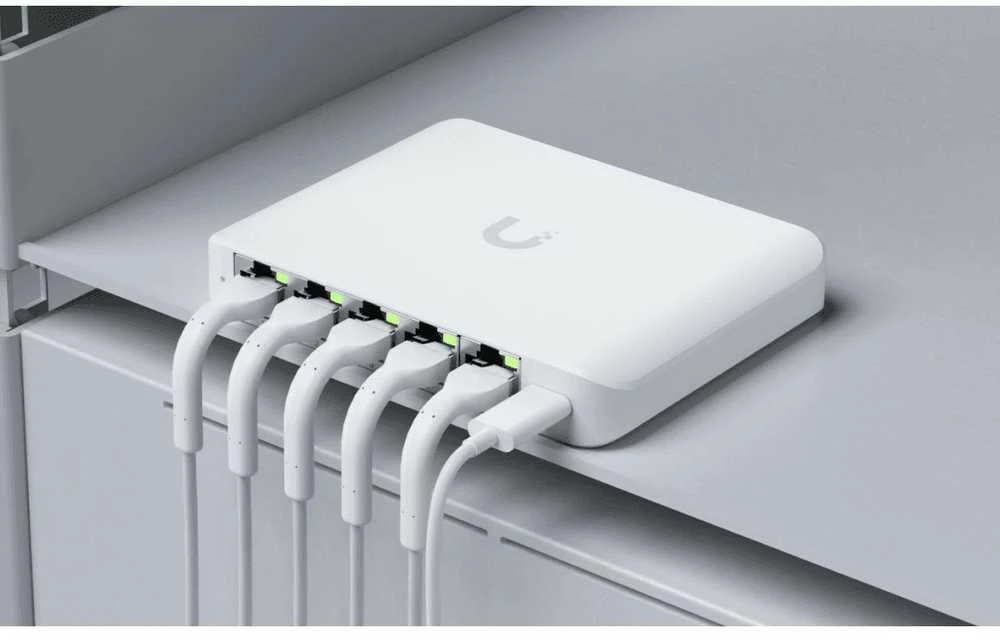 Šakotuvas UBIQUITI COMPACT, 5 PRIESTŲ 2,5G JUNGIKLIS, GALIMAS MAITINTI SU POE ARBA USB-C ADAPTERIU.