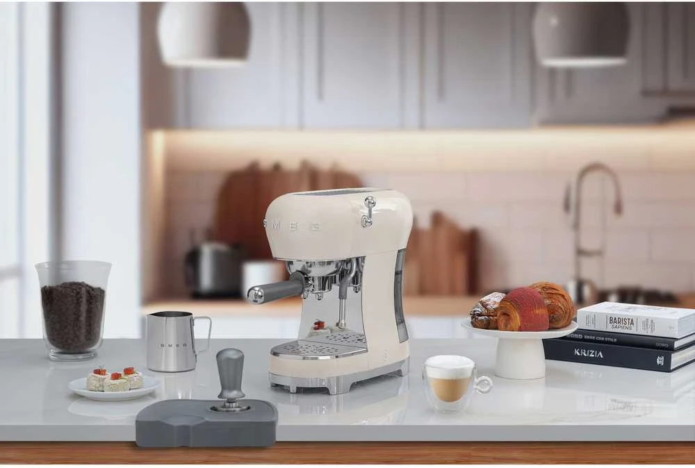 Smeg Espresso rankinis kavos aparatas ECF02CREU, Kreminės spalvos