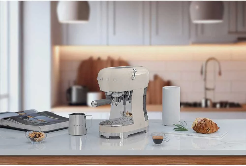 Smeg Espresso rankinis kavos aparatas ECF02CREU, Kreminės spalvos