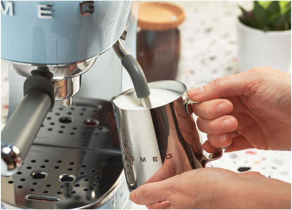 Kavos Aparatas - SMEG ECF02PBEU 15-Bar Pusiau automatinis Espresso Aparatas 1.1L Vandens Bakas Mėlynas