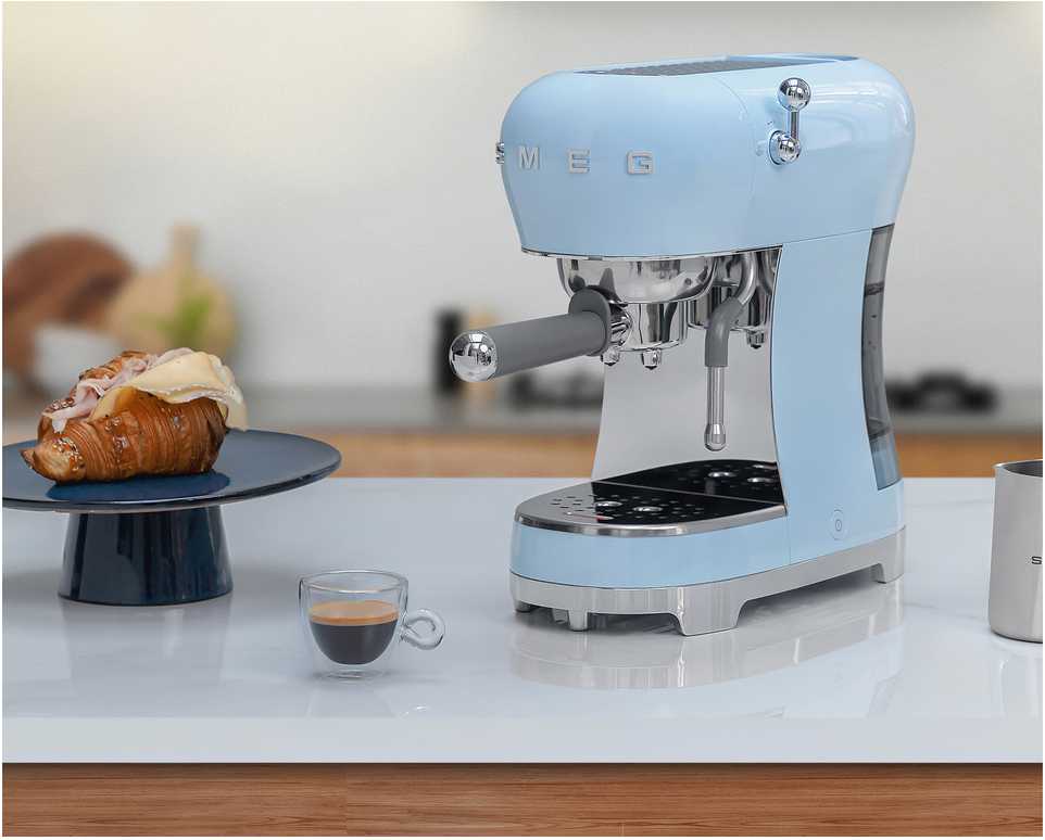 Kavos Aparatas - SMEG ECF02PBEU 15-Bar Pusiau automatinis Espresso Aparatas 1.1L Vandens Bakas Mėlynas