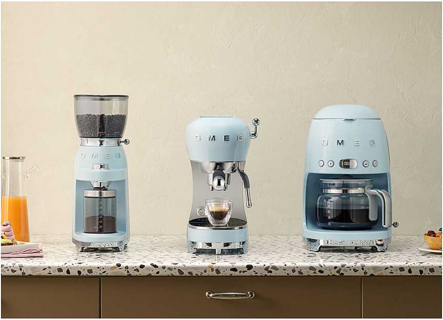 Kavos Aparatas - SMEG ECF02PBEU 15-Bar Pusiau automatinis Espresso Aparatas 1.1L Vandens Bakas Mėlynas