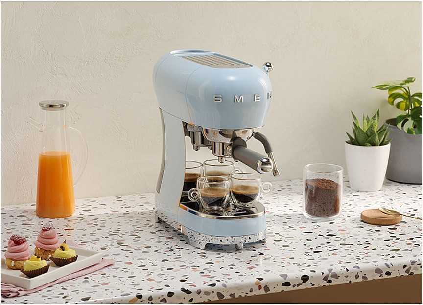 Kavos Aparatas - SMEG ECF02PBEU 15-Bar Pusiau automatinis Espresso Aparatas 1.1L Vandens Bakas Mėlynas