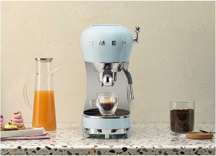 Kavos Aparatas - SMEG ECF02PBEU 15-Bar Pusiau automatinis Espresso Aparatas 1.1L Vandens Bakas Mėlynas
