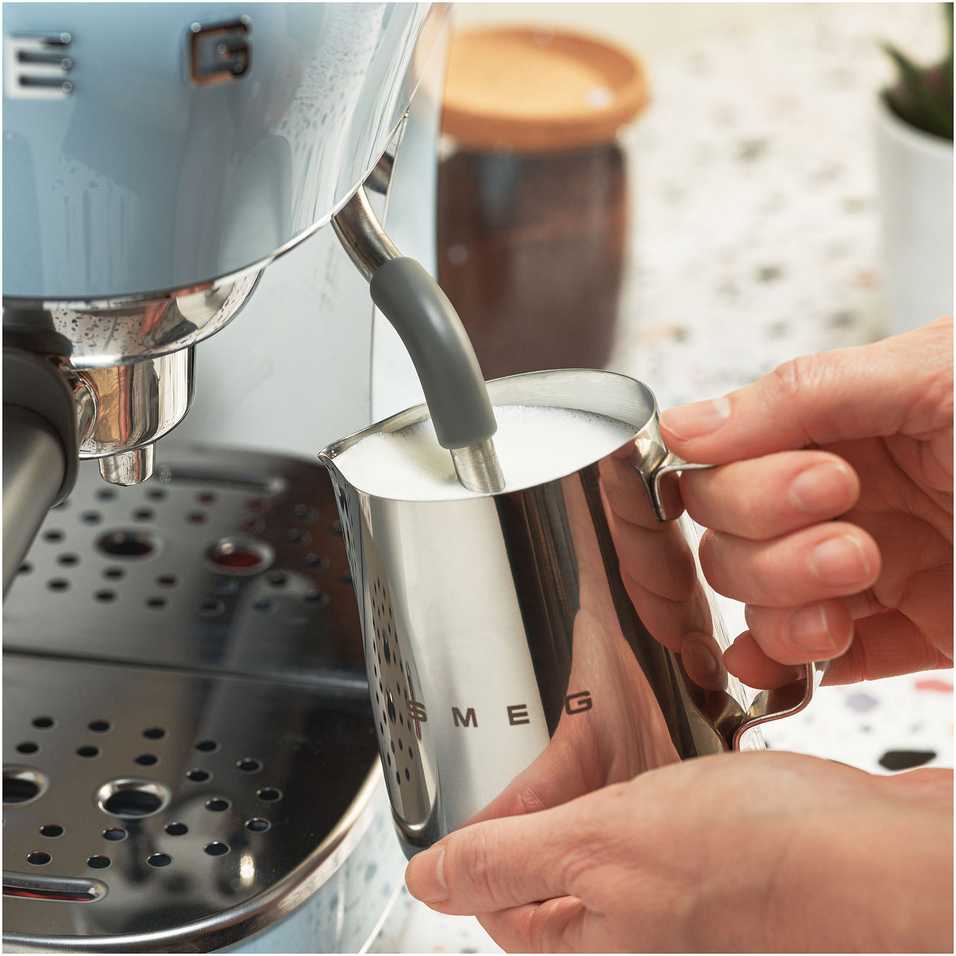 Kavos Aparatas - SMEG ECF02PBEU 15-Bar Pusiau automatinis Espresso Aparatas 1.1L Vandens Bakas Mėlynas