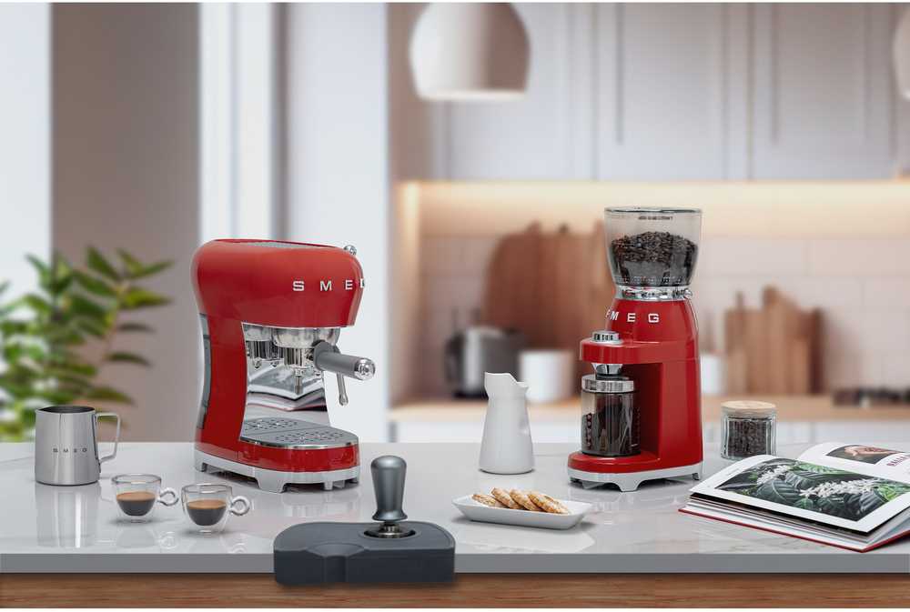 Kavos Aparatas - SMEG ECF02RDEU 15-Bar Pusiau automatinis Espresso Aparatas Su Garų Antgaliu, 1.1L Raudonas