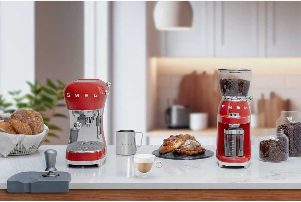 Kavos Aparatas - SMEG ECF02RDEU 15-Bar Pusiau automatinis Espresso Aparatas Su Garų Antgaliu, 1.1L Raudonas