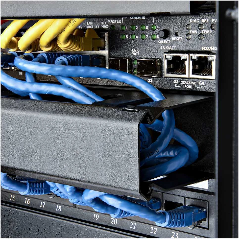 StarTech.com Horizontalus 1U serverio stelažo kabelių valdymo pirštų kanalas su dangteliu – 19 colių tinklo stelažo laidų kanalo kanalo skydelis – plyšinis laidų kanalas, kabelių valdymo skydelis, plienas, juodas, 700 g