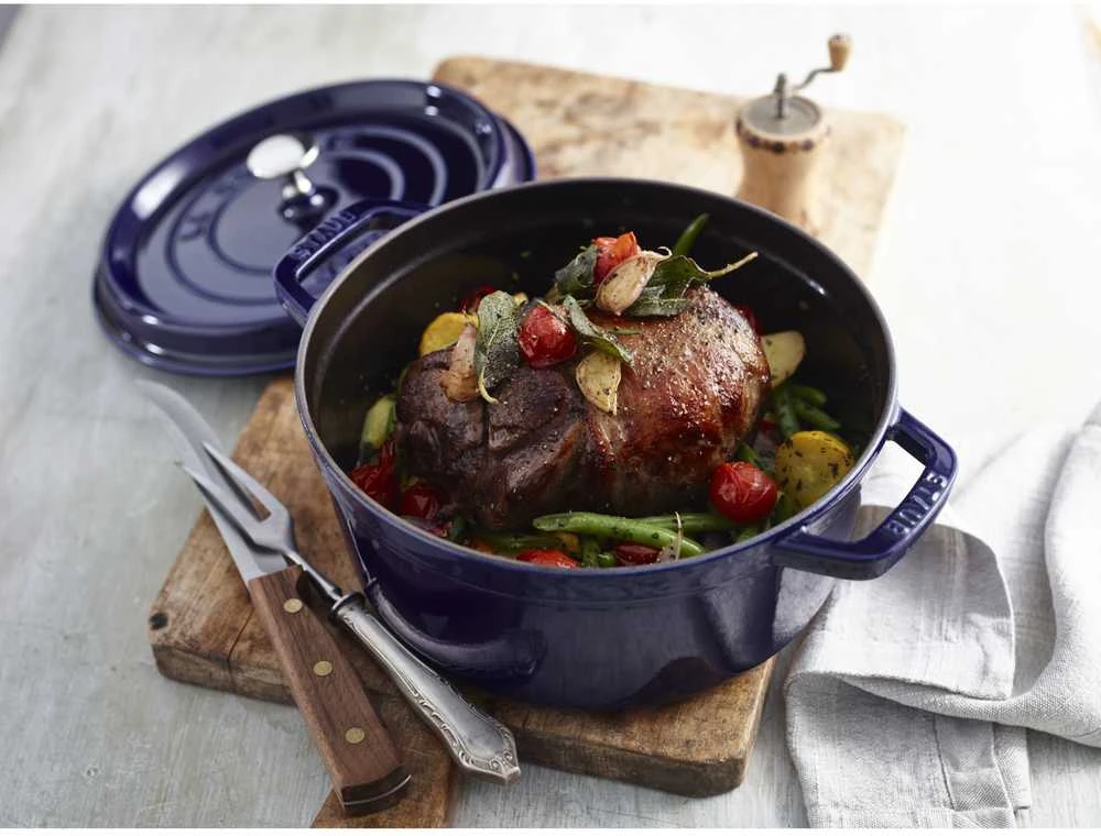 Staub Round Cocotte, 24cm ketaus, tamsiai mėlyna