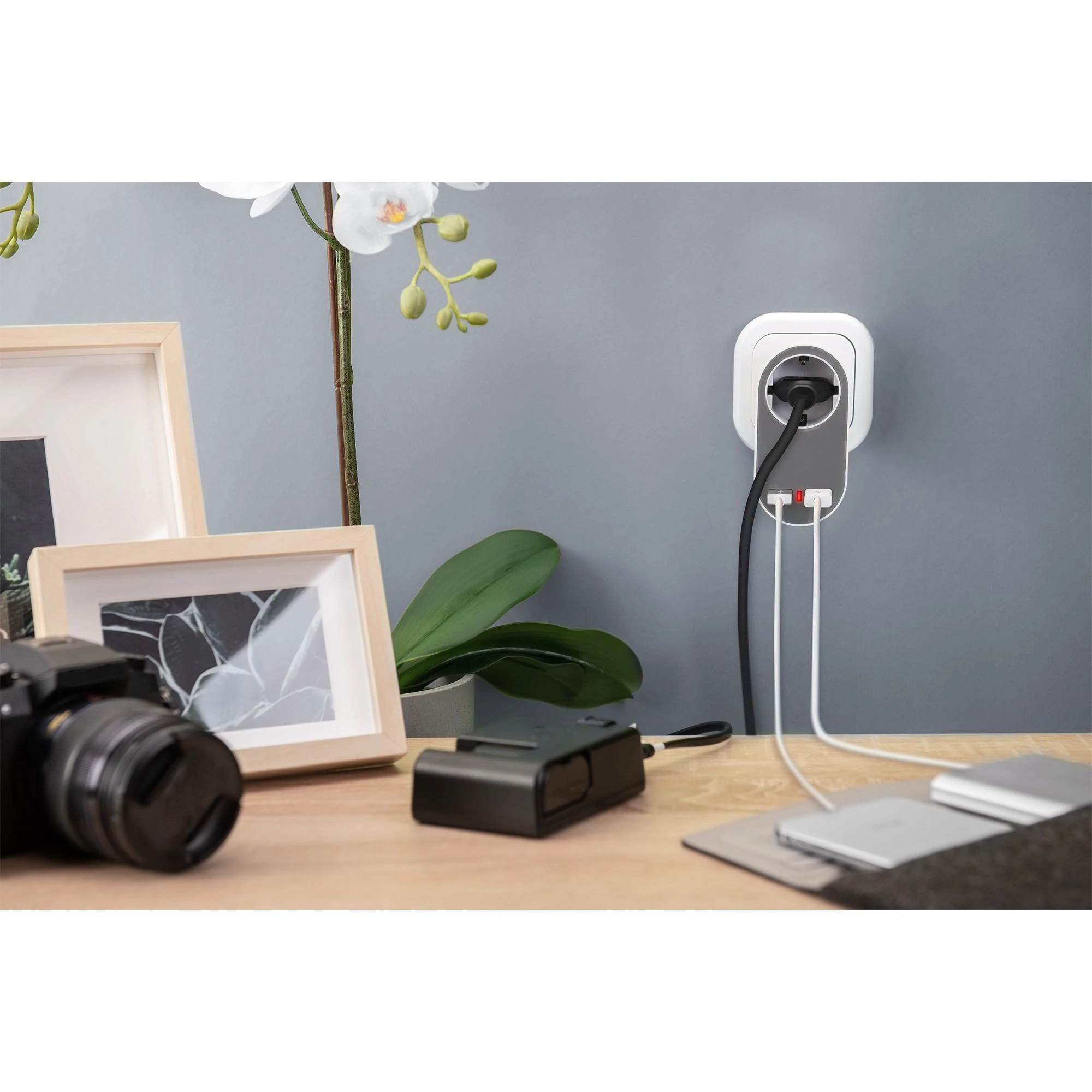 Digitus įkroviklis su USB prievadais veikiantis sienoje