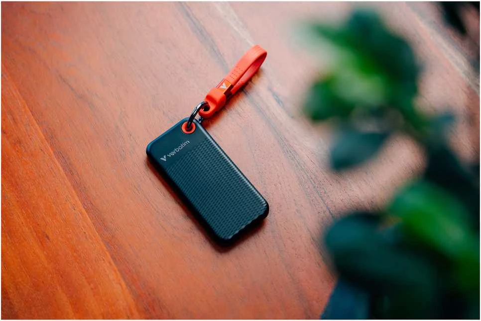 Kietasis diskas Verbatim diskas SSD 2TB - raktų pakabukas su laidu USB 3.2 gen.2 juodos ir raudonos spalvos 32196
