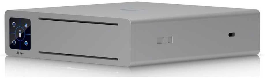 „UBIQUITI AI KEY EDGE“ – dirbtinio intelekto įrenginys, galintis išanalizuoti iki 1000 išmaniųjų aptikimo įvykių per valandą, pagerindamas įvykius išsamiomis klasifikacijomis ir natūralios kalbos paieška.