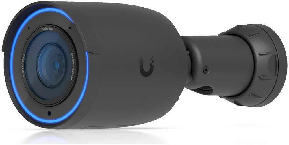 UBIQUITI UVC-G6-Pro-Bullet-B Visoms oro sąlygoms pritaikyta 4K PoE+ kamera su „Multi-TOPS“ dirbtinio intelekto varikliu, 2,36 karto optiniu priartinimu ir dideliu 1/1,2 colio CMOS jutikliu, užtikrinančiu išskirtinį aiškumą esant prastam apšvietimui ir didelio nuotolio IR naktinį matymą.