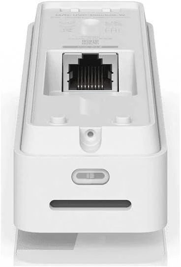 „Ubiquiti Doorbell Lite“ – kompaktiškas „PoE“ vaizdo durų skambutis su dvipusiu garsu ir universaliomis tvirtinimo galimybėmis, baltas.