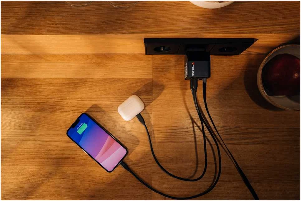 Verbatim GaN sieninis įkroviklis, 65 W, 2 prievadai, USB-C laidas, sulankstomas JAV kištukas su ES / JK adapteriais
