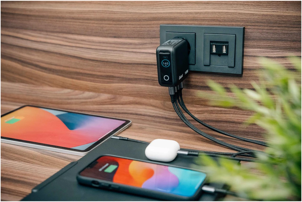 Verbatim Mini GaN Charger 140W with Ekranas, 3× USB-C PD, 1× USB-A QC 3.0, Juodas
