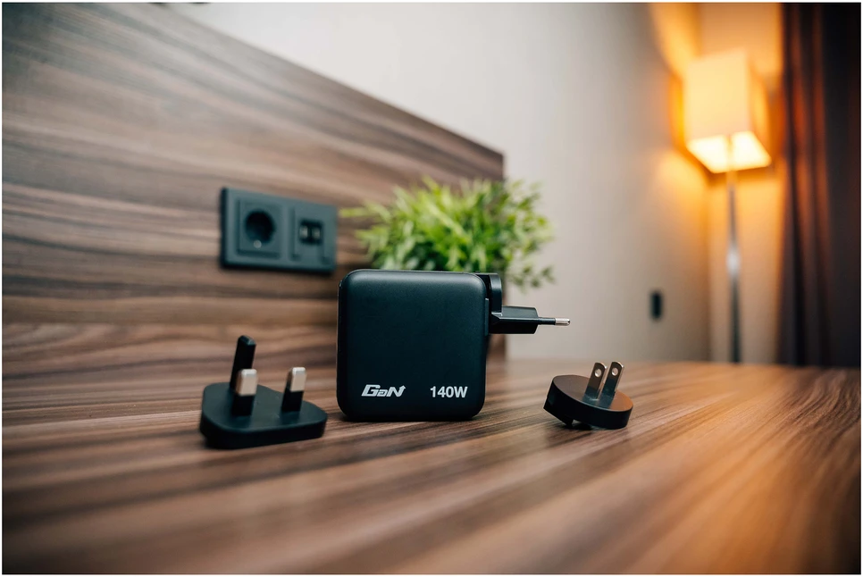 Verbatim Mini GaN Charger 140W with Ekranas, 3× USB-C PD, 1× USB-A QC 3.0, Juodas