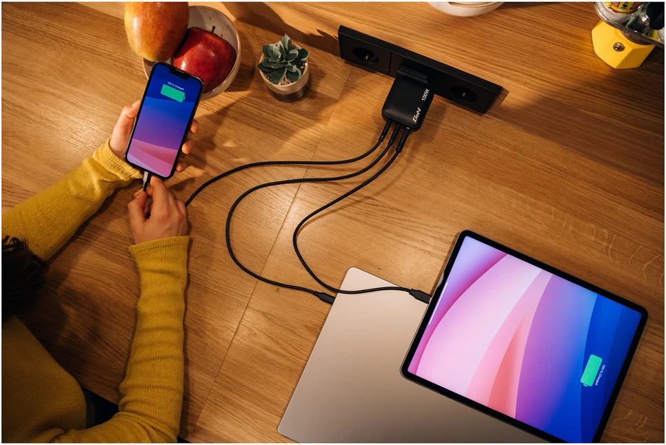 Laidinis įkroviklis Verbatim Mini GaN 100W 2xUSB-C PD/1x USB-A QC juodos spalvos 32230