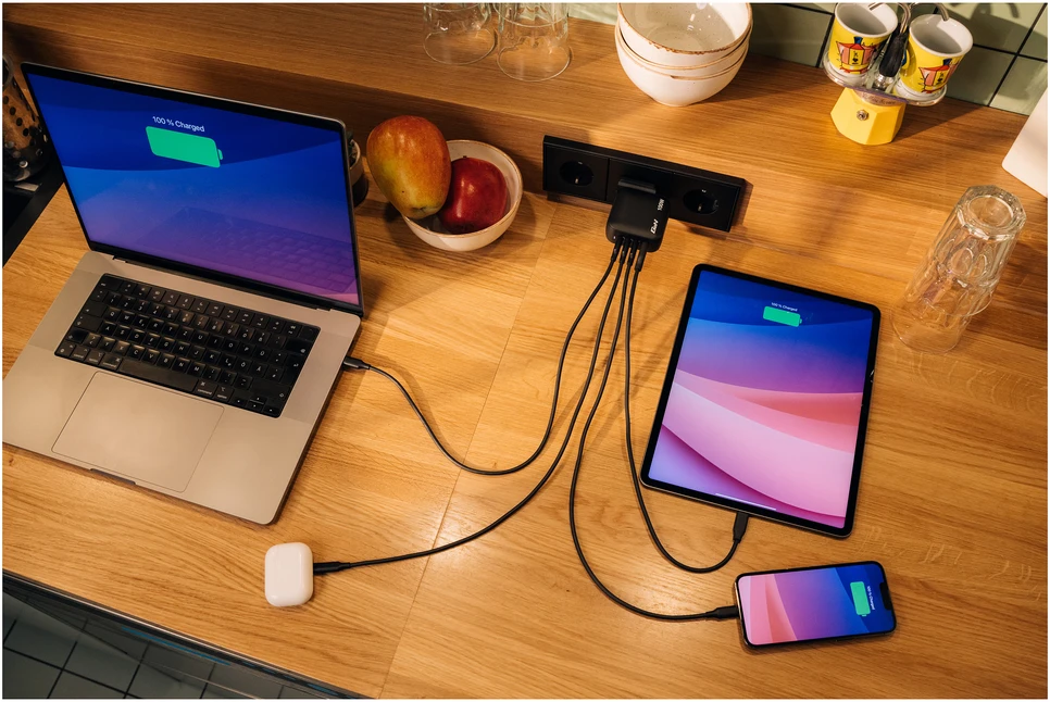 Wall Charger Verbatim Mini GaN 100W 3xUSB-C PD/1x USB-A QC juodas 32231