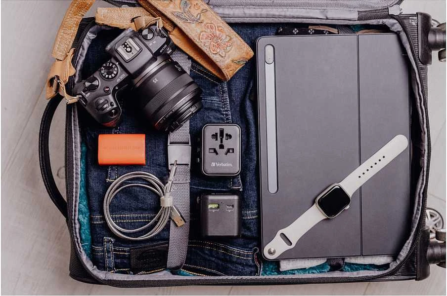 „Verbatim“ universalus kelioninis adapteris UTA-02 su USB-C PD ir USB-A QC jungtimi, Juodas