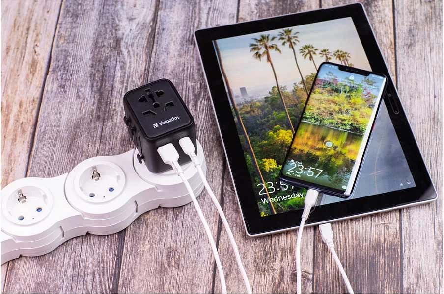„Verbatim“ universalus kelioninis adapteris UTA-02 su USB-C PD ir USB-A QC jungtimi, Juodas