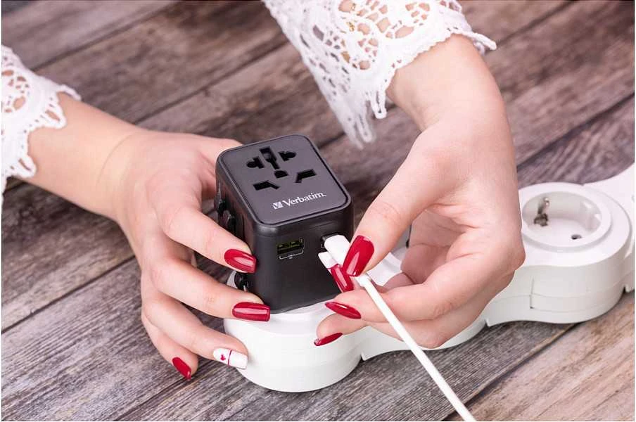„Verbatim“ universalus kelioninis adapteris UTA-02 su USB-C PD ir USB-A QC jungtimi, Juodas