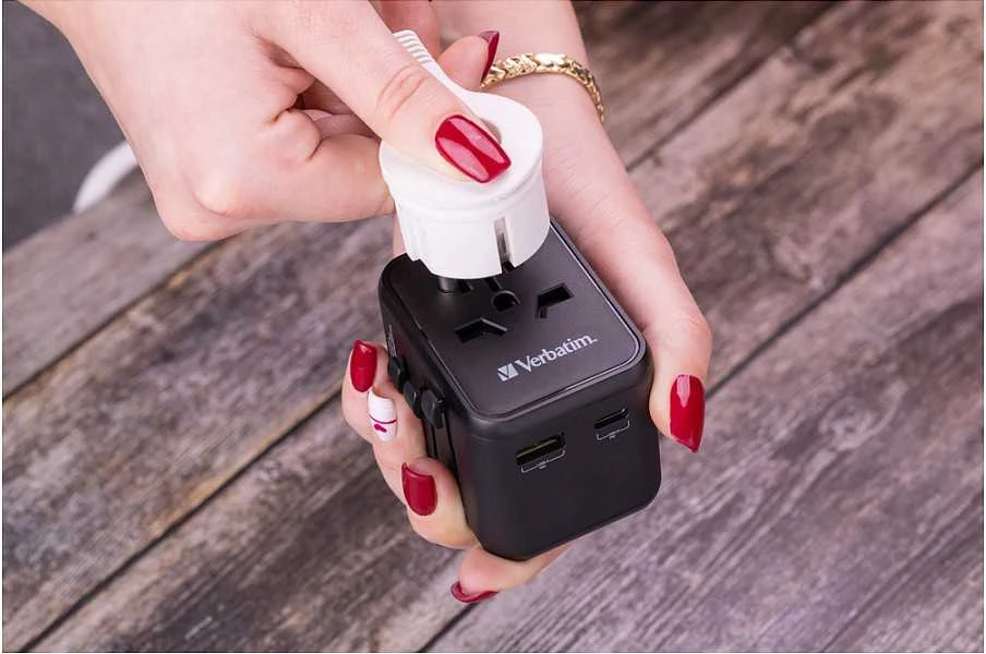 „Verbatim“ universalus kelioninis adapteris UTA-02 su USB-C PD ir USB-A QC jungtimi, Juodas