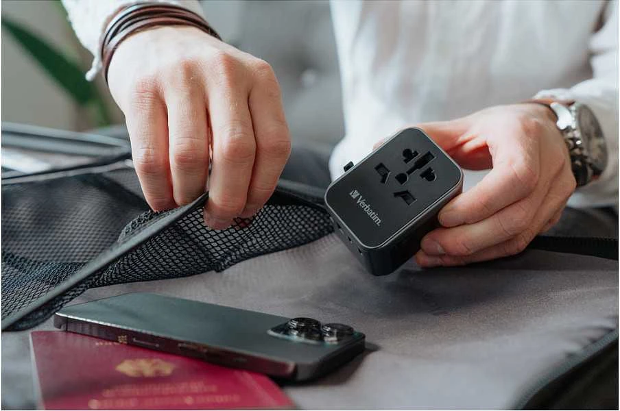 Verbatim Adapteris kelioninis EU/UK/US 2xUSB-A/2xUSB-C PD 30W UTA-03 juodos spalvos 49545