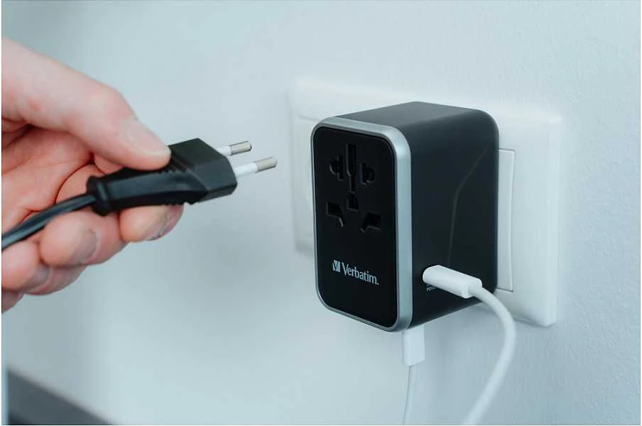 Verbatim Adapteris kelioninis EU/UK/US 3xUSB-A/2xUSB-C PD 61W UTA-04 juodos spalvos 49546