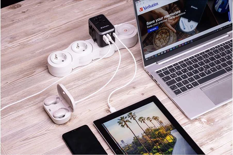 Verbatim Adapteris kelioninis EU/UK/US 3xUSB-A/2xUSB-C PD 61W UTA-04 juodos spalvos 49546
