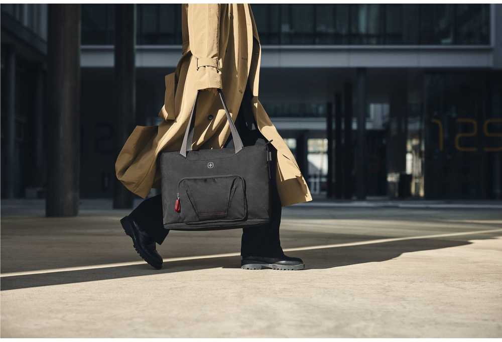 Wenger Motion Deluxe Tote 15.6" juoda