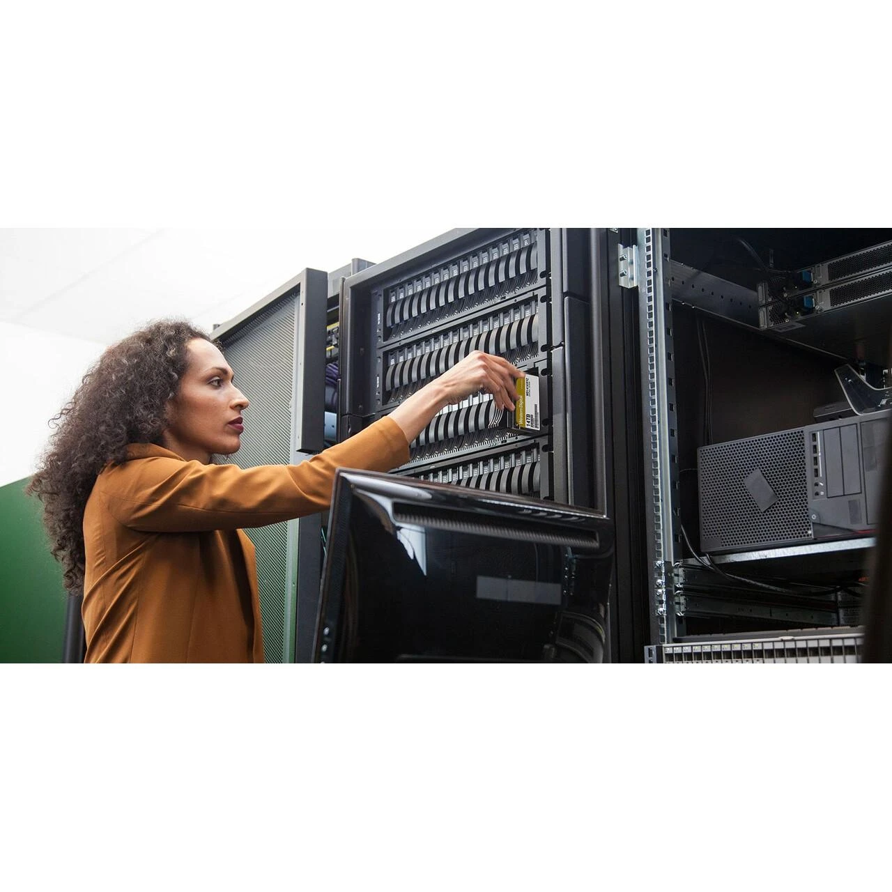 „Sandisk WD Gold“ 16 TB kietasis diskas, 7200 aps./min., 6 Gb/s, sATA, 512 MB talpykla, 3,5 colio vidinė atmintis, atitinkanti RoHS reikalavimus, didelių gabaritų įmonėms.