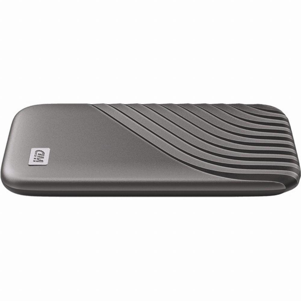 Kietasis diskas Western Digital „Sandisk WD 1TB My Passport SSD“ – nešiojamas SSD diskas, kurio skaitymo ir įrašymo greitis – 1050 MB/s, o įrašymo – 1000 MB/s, USB 3.2 Gen 2 – kosminės pilkos spalvos, EAN: 619659184001
