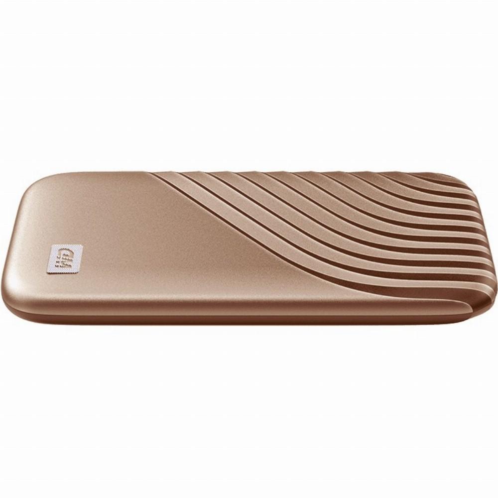 Kietasis diskas Western Digital „Sandisk WD 1TB My Passport SSD“ – nešiojamas SSD diskas, kurio skaitymo ir įrašymo greitis – 1050 MB/s, o įrašymo – 1000 MB/s, USB 3.2 Gen 2 – auksinis, EAN: 619659183981
