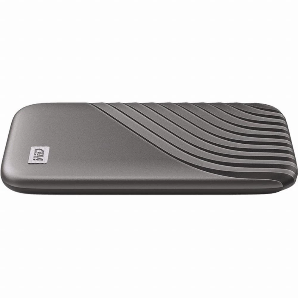 Kietasis diskas Western Digital „Sandisk WD 500GB My Passport SSD“ – nešiojamas SSD diskas, kurio skaitymo ir įrašymo greitis siekia 1050 MB/s, o įrašymo – 1000 MB/s, USB 3.2 Gen 2 – kosminės pilkos spalvos