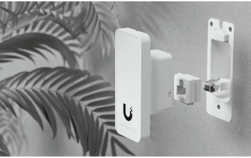 Šakotuvas „Ubiquiti UniFi Access“ antros kartos kompaktiškas vidinis/išorinis skaitytuvas organizacijoms su integruotu pasveikinimo garsiakalbiu ir LED blykste.