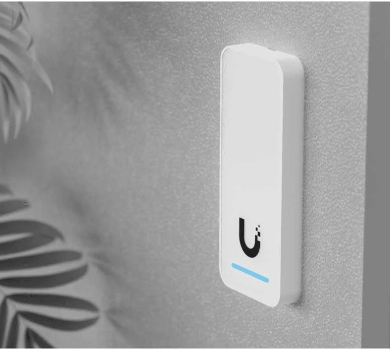 Šakotuvas „Ubiquiti UniFi Access“ antros kartos kompaktiškas vidinis/išorinis skaitytuvas organizacijoms su integruotu pasveikinimo garsiakalbiu ir LED blykste.