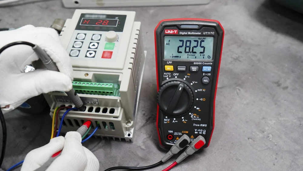 Didelio tikslumo skaitmeninis multimetras AC/DC 600V; AC/DC 10A; 50kHz; 40MΩ; 1000uF; LoZ; LPF; NCV; 60000; True RMS; BT, UNI-T