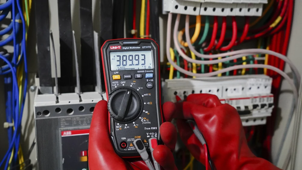 Didelio tikslumo skaitmeninis multimetras AC/DC 600V; AC/DC 10A; 50kHz; 40MΩ; 1000uF; LoZ; LPF; NCV; 60000; True RMS; BT, UNI-T