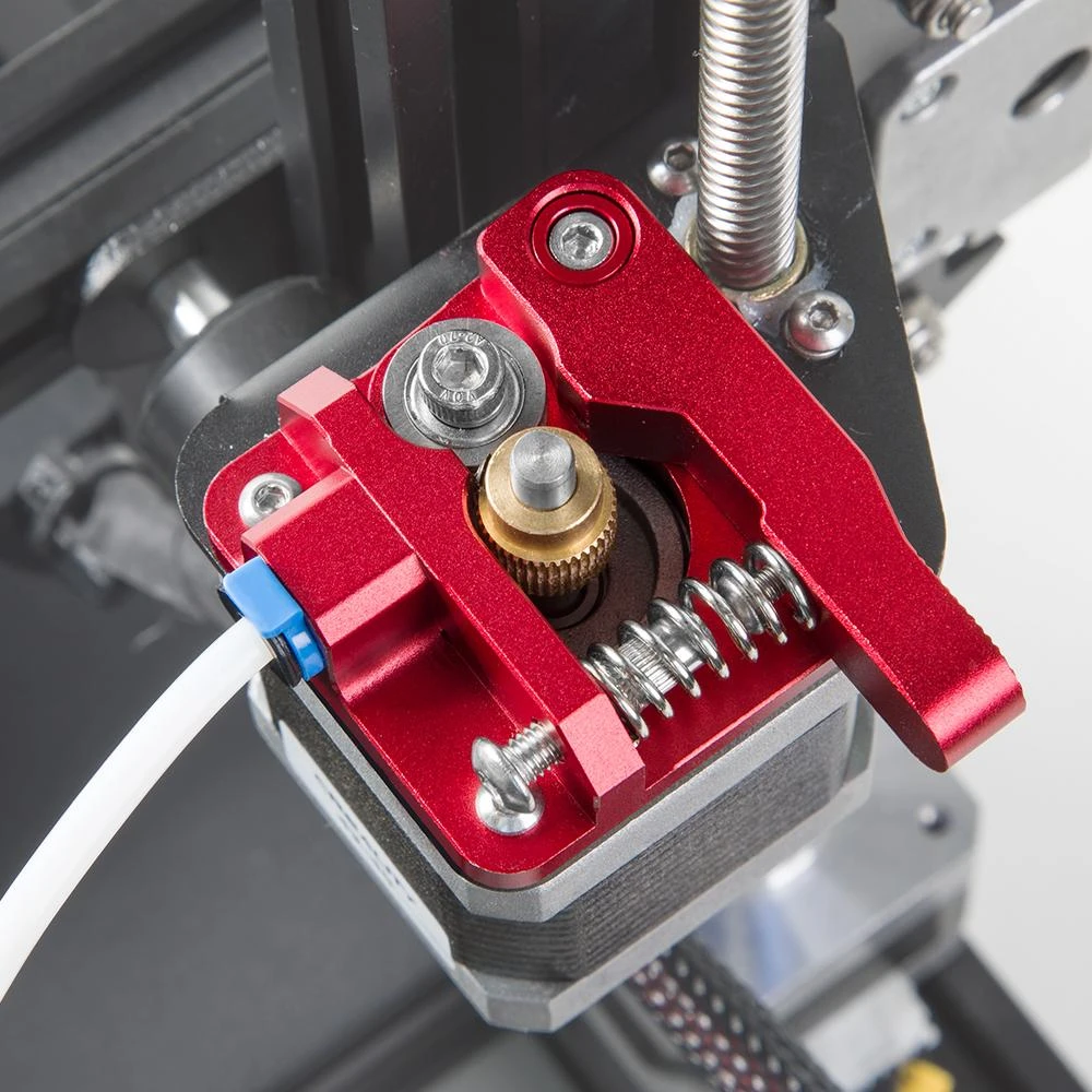 Metalinis 3D spausdintuvo ekstruderis su raudonu laikikliu