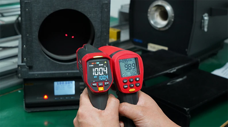 IR termometras -50~2000C; D: S santykis: 50: 1; UNI-T