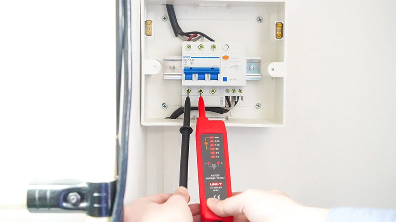Įtampos testeris, auto AC/DC, CAT III 400V, 6V-400V, IP54, UNI-T