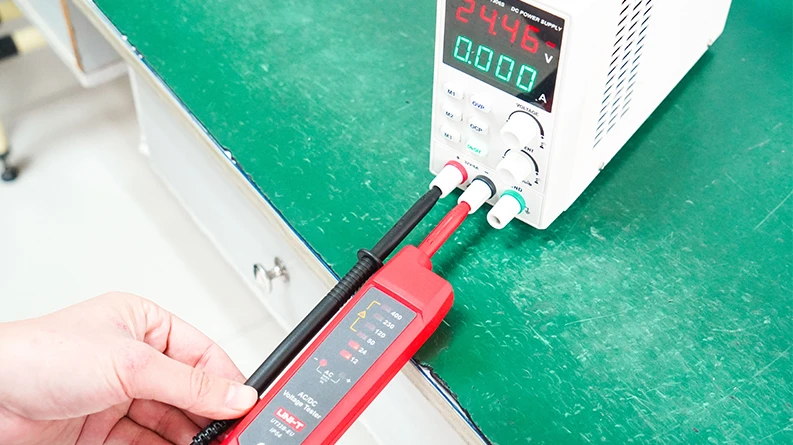 Įtampos testeris, auto AC/DC, CAT III 400V, 6V-400V, IP54, UNI-T