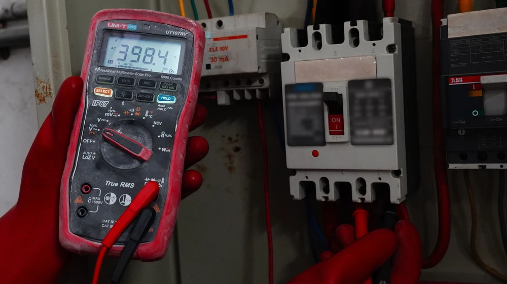Multimetras SOLAR PRO, TRMS, 2,5 kV DC, 1 kV AC, 10 A AC/DC, 1 MHz, 60 MOm, 60 uF, IP65, CAT III 1500 V, CAT IV 1000 V, IP67, Bluetooth, UNI-T